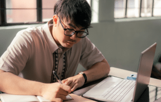 12th grader working on his PIQs for his UC application