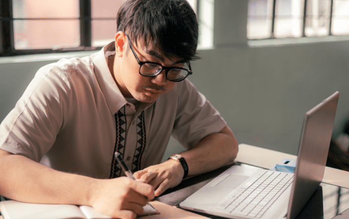 12th grader working on his PIQs for his UC application