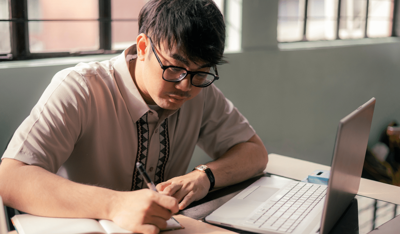 12th grader working on his PIQs for his UC application